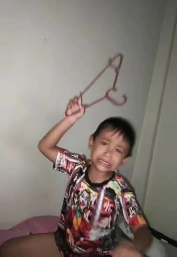 Cậu bé khóc lóc cầm múc dọa đánh hài hước