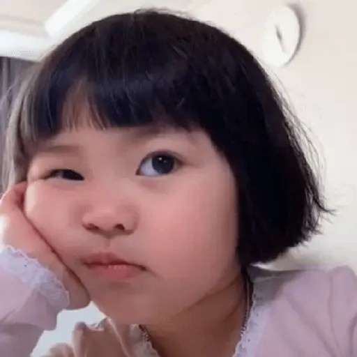 Meme cô bé chống cằm mặt chán nản không biết nói gì
