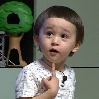 Cậu bé tự chỉ vào bản thân hài hước