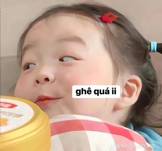 Cô bé gương mặt chọc ghẹo với dòng chữ ghê quá ii