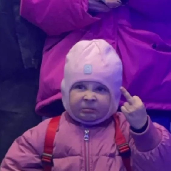 Cô bé nhăn nhó giơ ngón giữa là meme nổi tiếng được yêu thích