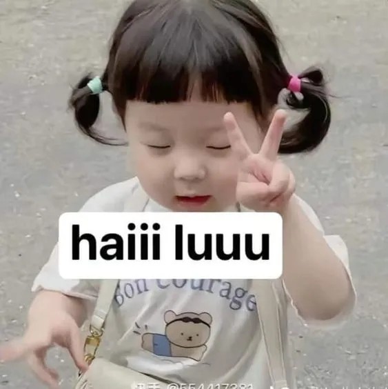Ảnh bé gái giơ hai ngón tay và chữ hai luuuu