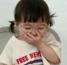 Meme bé gái che miệng cười ngại
