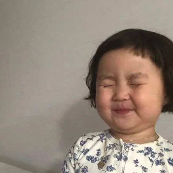 Cô bé tóc mái ngố cười đáng yêu