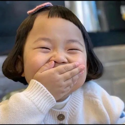 Cô bé bụm miệng cười đáng yêu