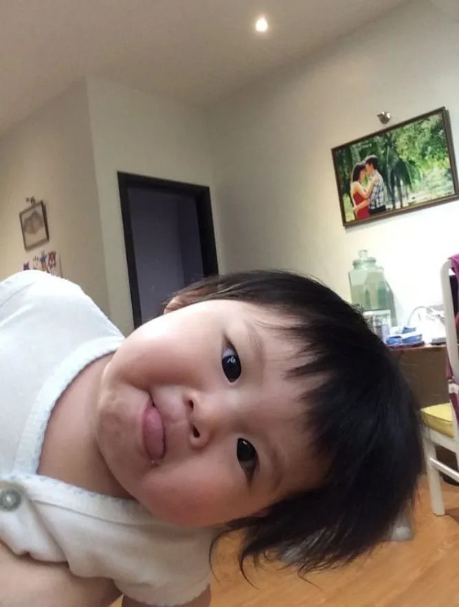 Cô bé nằm lè lưỡi đáng yêu nhất