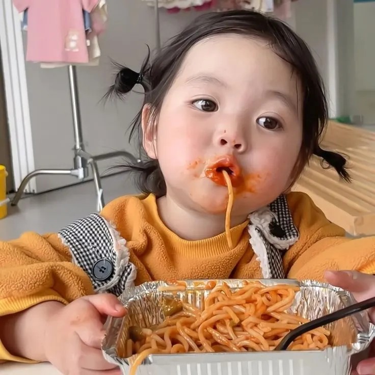 Meme cô bé đang ăn mì ngon miệng