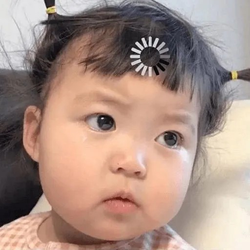 Ảnh cô bé gương mặt không hiểu chuyện gì giống như đang suy nghĩ