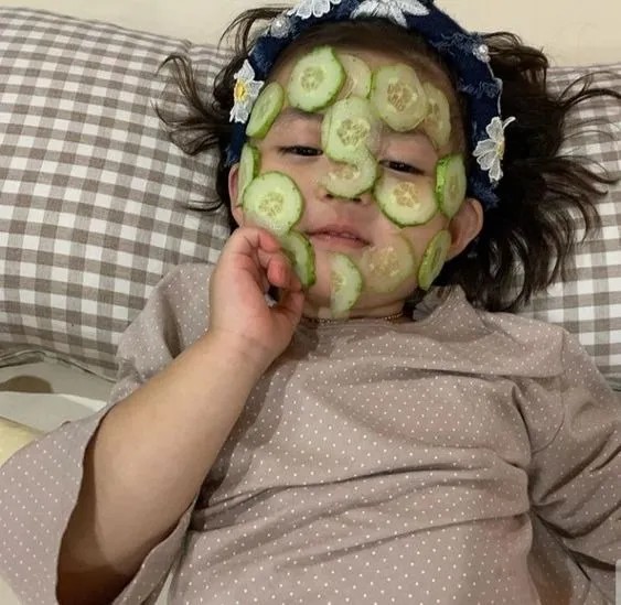 Meme cô bé đắp dưa leo đẹp da dễ thương