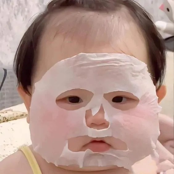 Bé gái mặt phúng phính đang đắp mặt nạ điệu đà