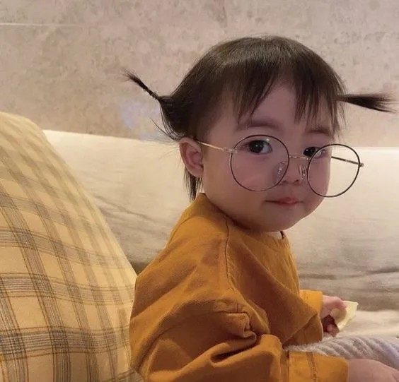 Cô bé cột tóc hai bên đeo kính cực đáng yêu