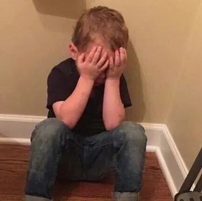 Meme cậu bé ngục người ôm mặt khóc gục ngã