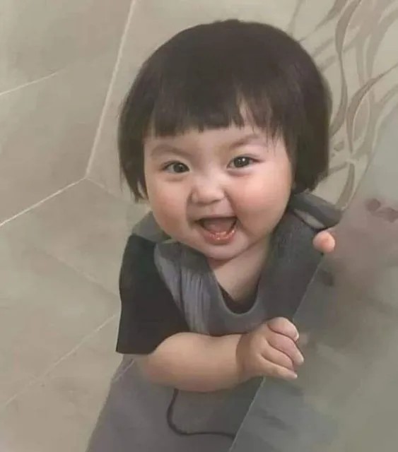 Cô bé háo hức cười vui vẻ đáng yêu