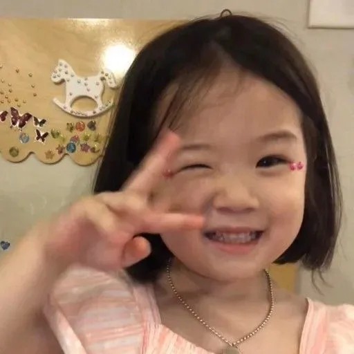 Bé gái giơ hai ngón tay hi cực xinh