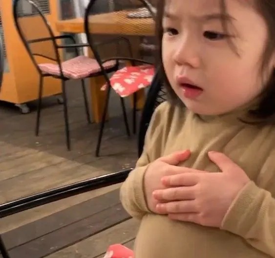 Ảnh ôm tim vì giật mình của cô bé cực hài
