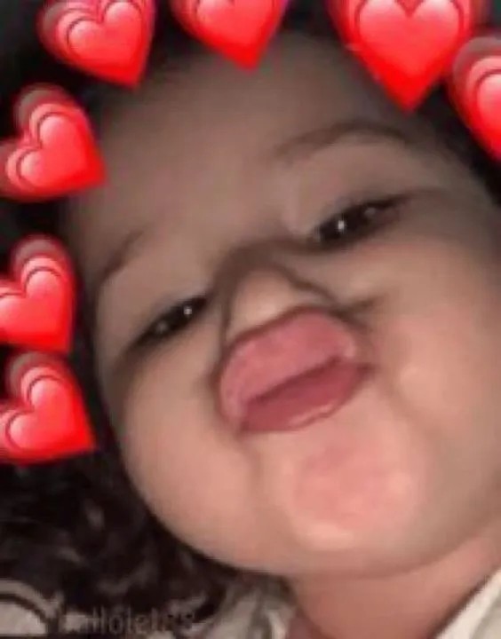 Em bé chu môi hết cỡ để hôn