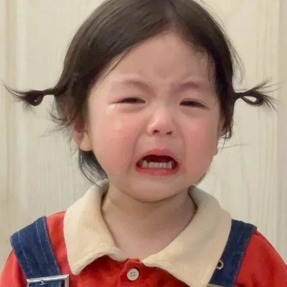 Bé bịt tóc hai sừng khóc mếu máo dễ thương