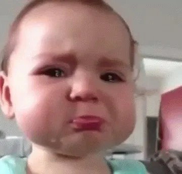 Bé biểu môi mếu máo dễ thương