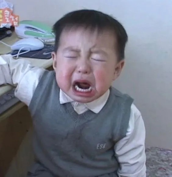 Ảnh meme cậu bé khóc toáng ấm ức đáng thương