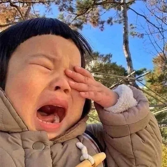 Bé vừa khóc vừa lau nước mắt đáng yêu