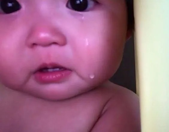 Em bé khóc buồn bã dễ thương
