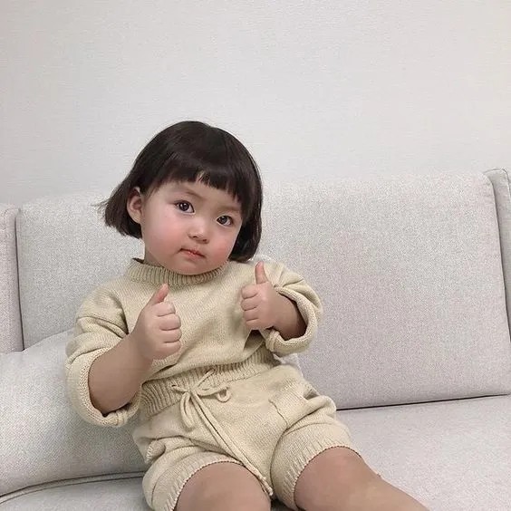 Bé giơ hai ngón tay cái thả like