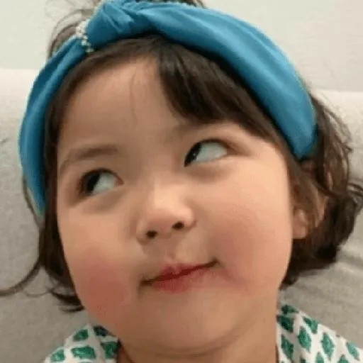 Ảnh mặt cười đểu của bé gái