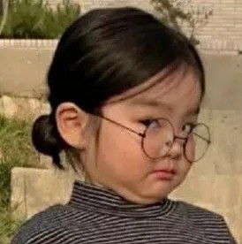 Meme bé gái đeo kính gương mặt kỳ thị đánh giá hài hước
