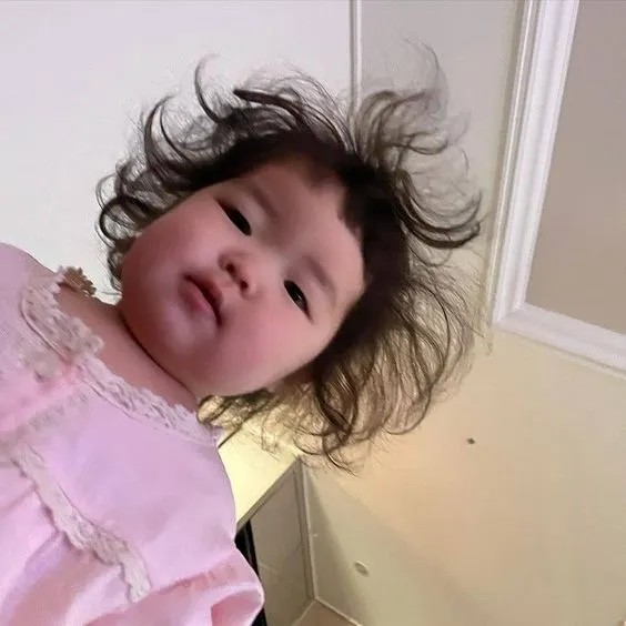 Em bé tóc tai bù xù đang còn mơ ngủ