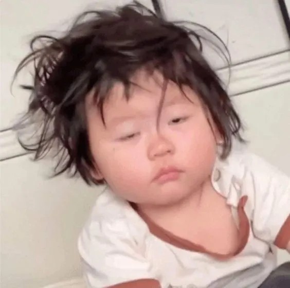 Cô bé mơ màng mới ngủ dậy tóc tai bù xù