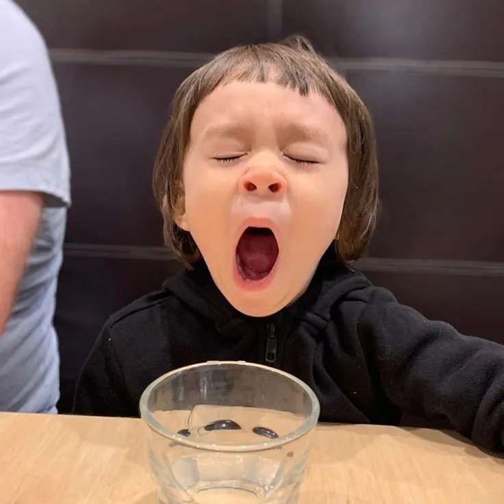 Cậu bé ngáp lớn vì buồn ngủ
