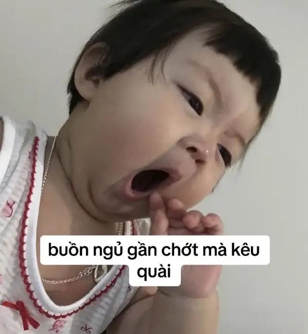 Ảnh chế em bé ngáp dài khiến mắt rưng rưng mệt