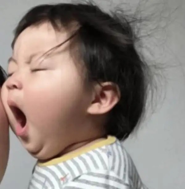 Em bé ngáp méo hết cả miệng