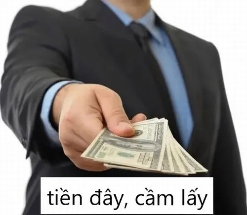 Ảnh chế người chìa tiền mặt cười khổ