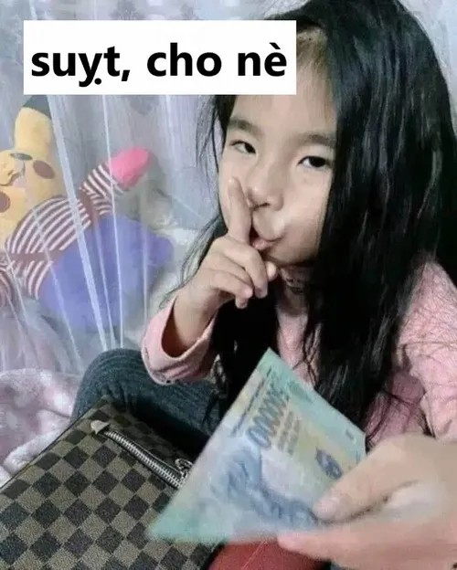 Meme tiền đây, nụ cười bất lực kèm phong bì